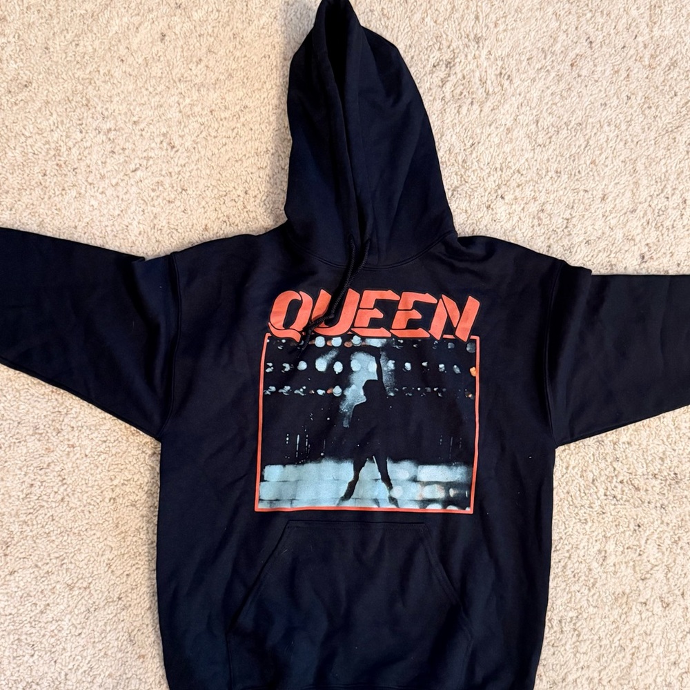 NWOT Queen Branded Hoodie Size Medium.‎